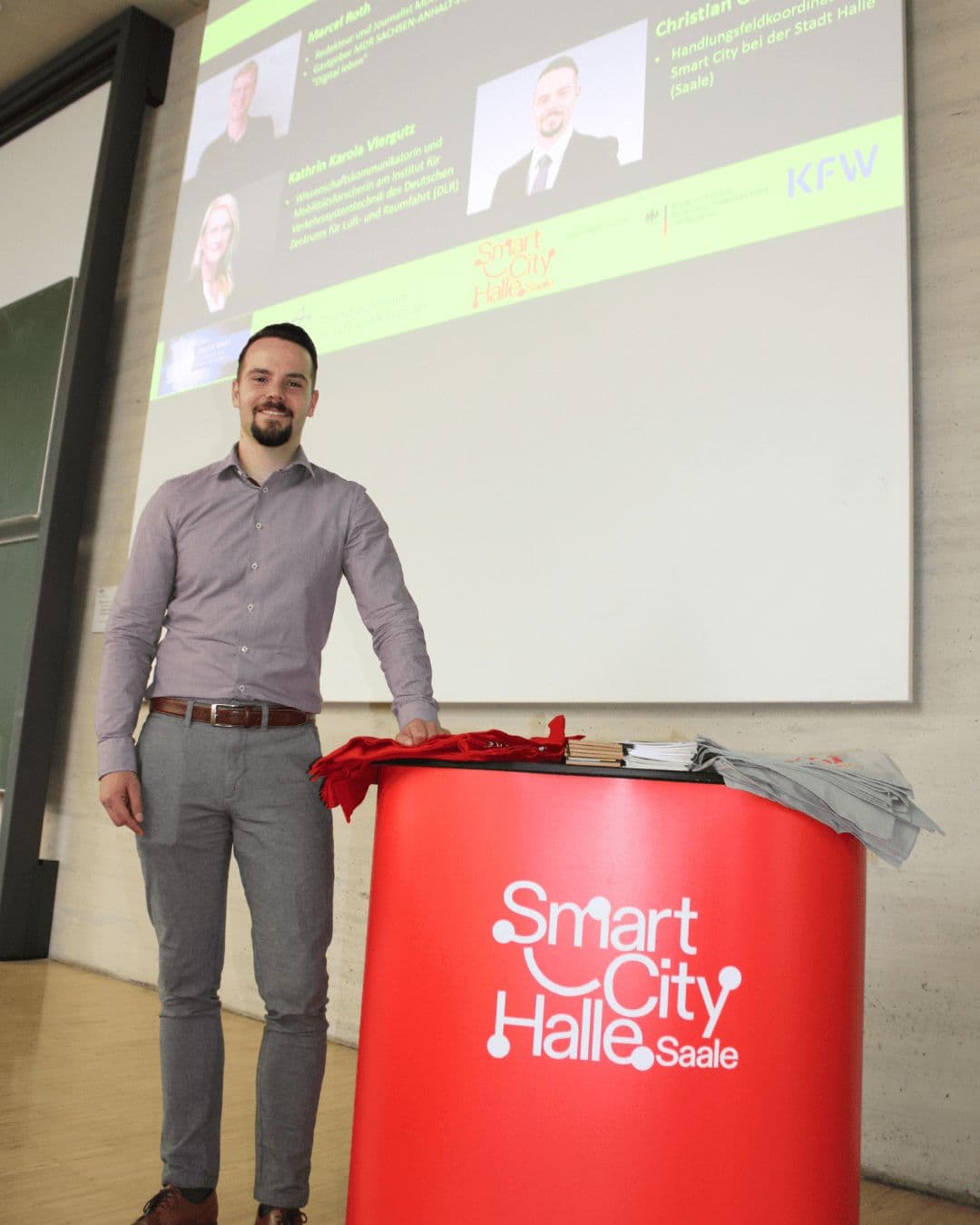 Christian Großmann am Smart-City-Stand vor der Podcast-Aufnahme