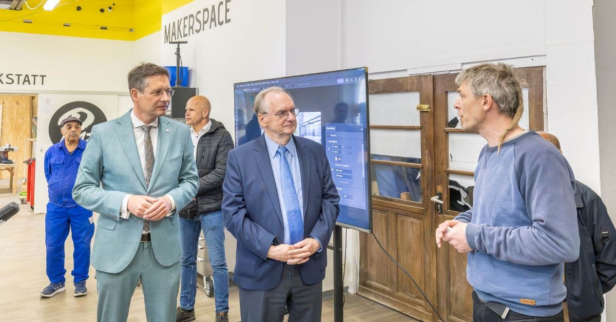 Olaf Brand (r.) von der Passage 13 erklärt Ministerpräsident Haseloff (M.) und Oberbürgermeister Dr. Alexander Vogt (l.) das Smart-City-Bildungszentrum.